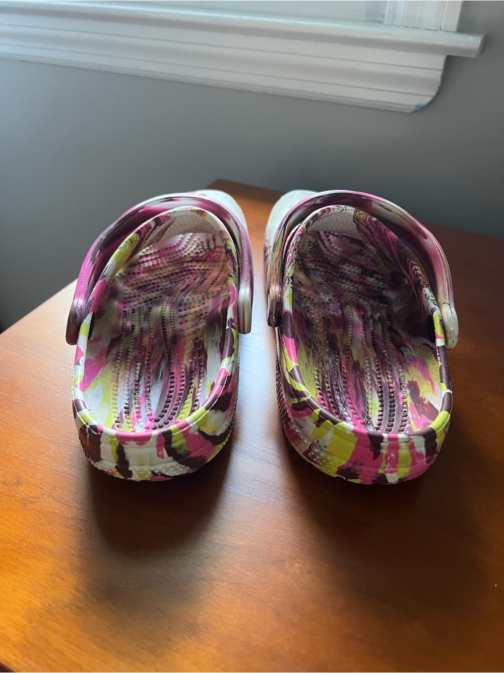 CROCS Marbled Pink White Yellow Slip-On Clogs - Picture 3 of 4